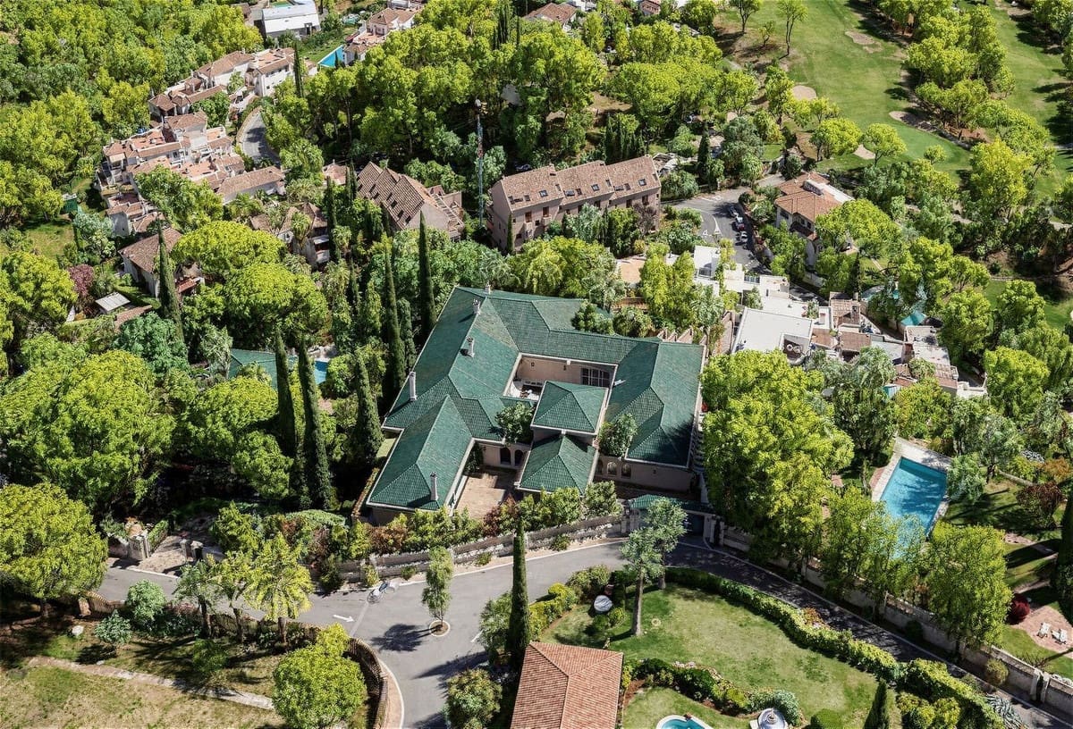 10 bedroom Villa for sale in Rio Real with garage - € 12,000,000 (Ref: 9080915)