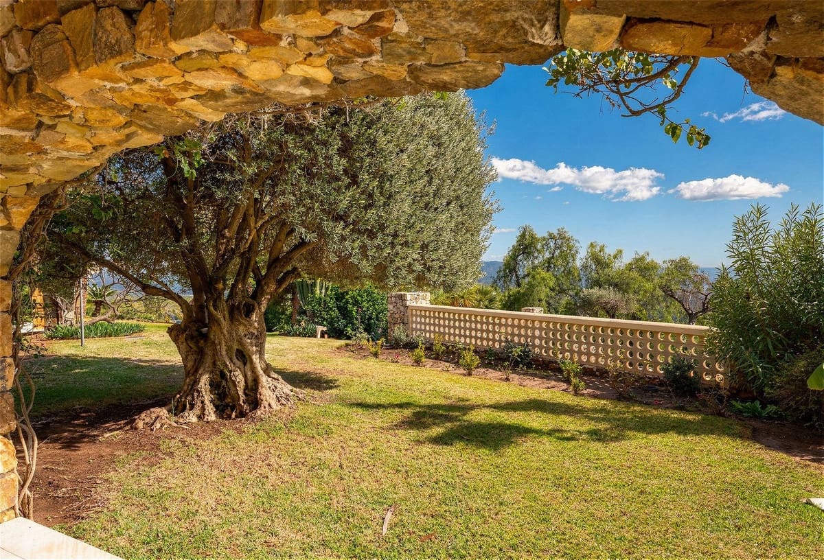 10 bedroom Villa for sale in Rio Real with garage - € 12,000,000 (Ref: 9080915)