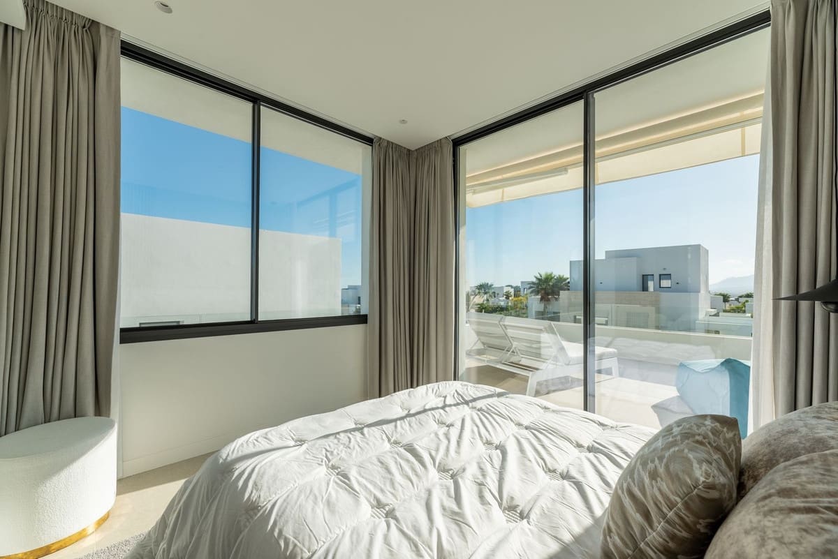 Chalet de 4 habitaciones en Río Real en venta - 2.700.000 € (Ref: 9080917)