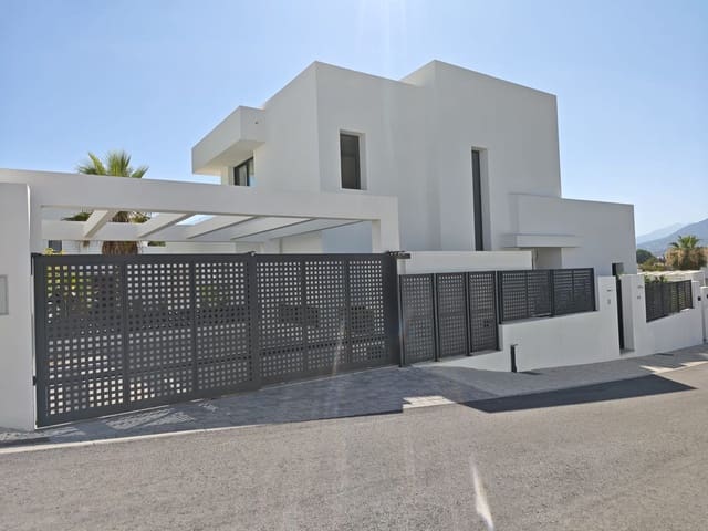 4 soveværelse Villa til salg i Río Real, Marbella - € 2.300.000 (Ref: 9080918)