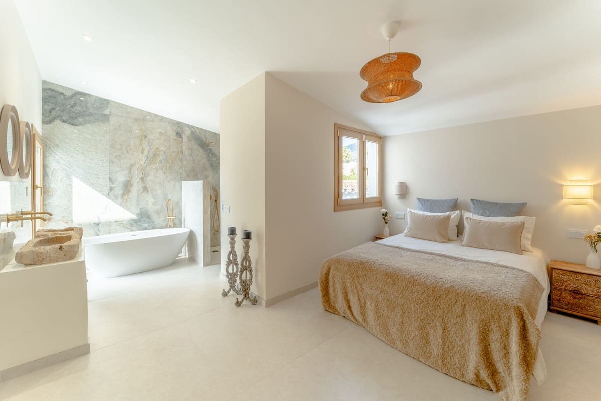 4 slaapkamer Villa te koop in Rio Real met garage - € 2.250.000 (Ref: 9080919)