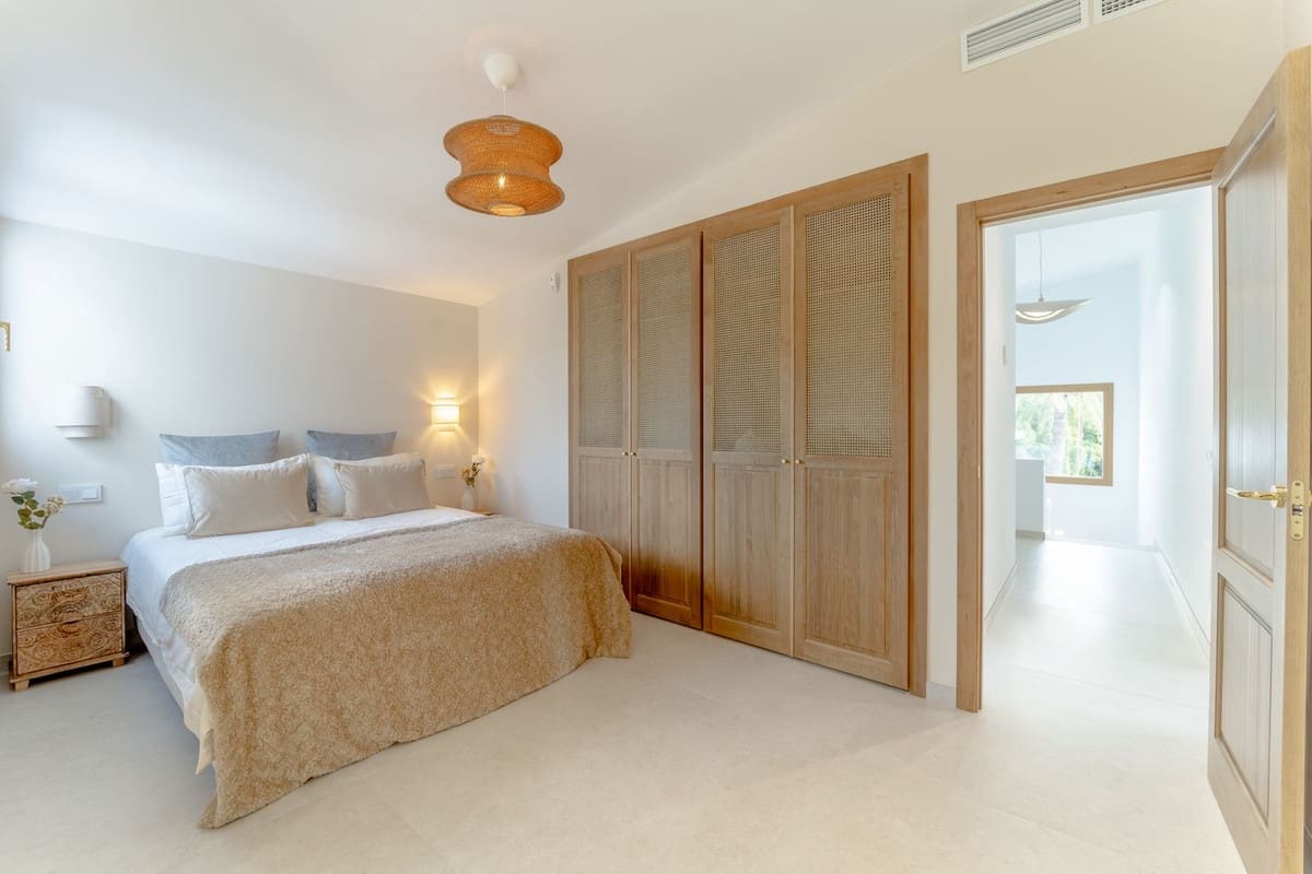 4 slaapkamer Villa te koop in Rio Real met garage - € 2.250.000 (Ref: 9080919)