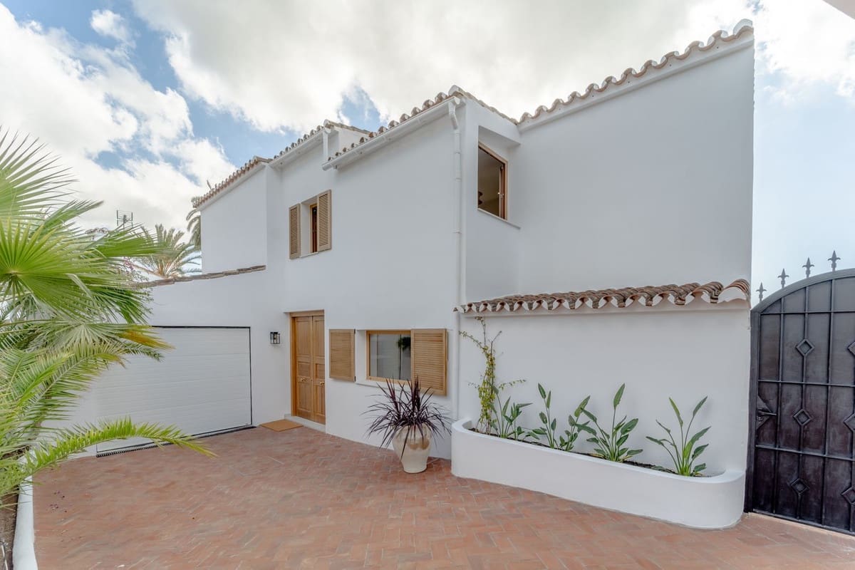 4 slaapkamer Villa te koop in Rio Real met garage - € 2.250.000 (Ref: 9080919)