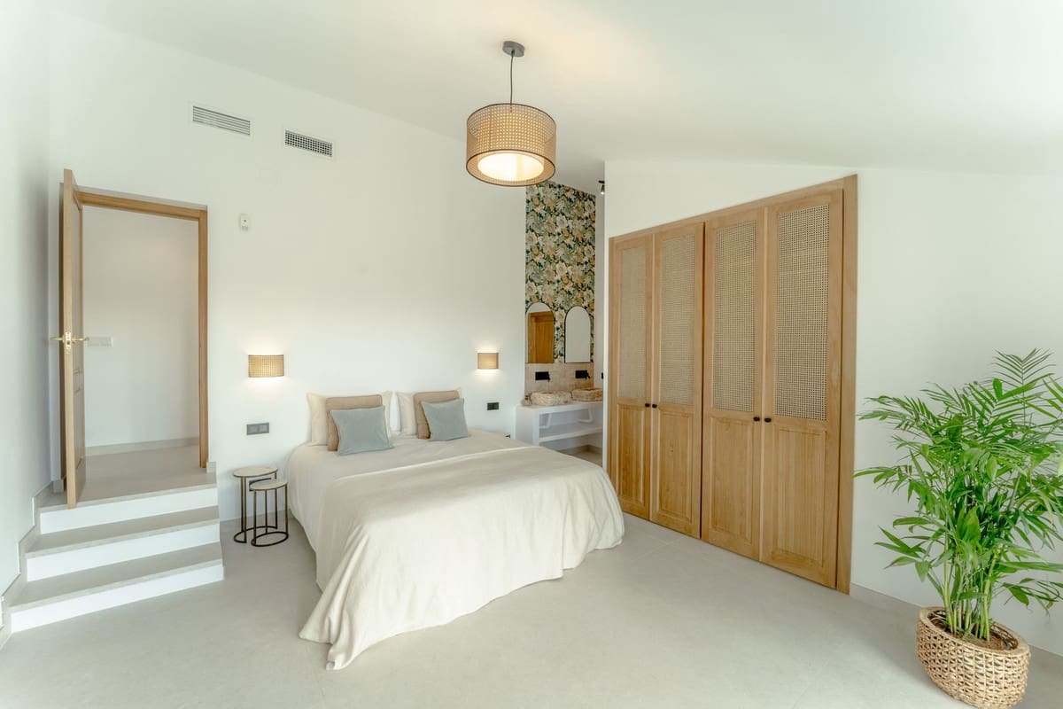4 slaapkamer Villa te koop in Rio Real met garage - € 2.250.000 (Ref: 9080919)