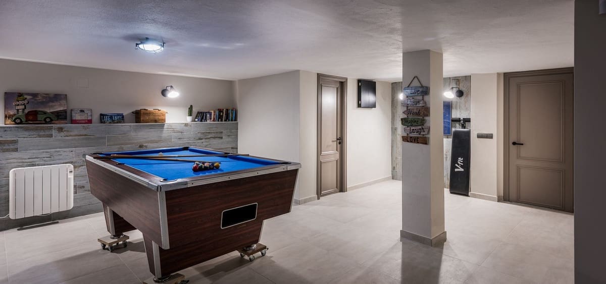 5 sypialnia Willa na sprzedaż w Rio Real z garażem - 1 800 000 € (Ref: 9080922)