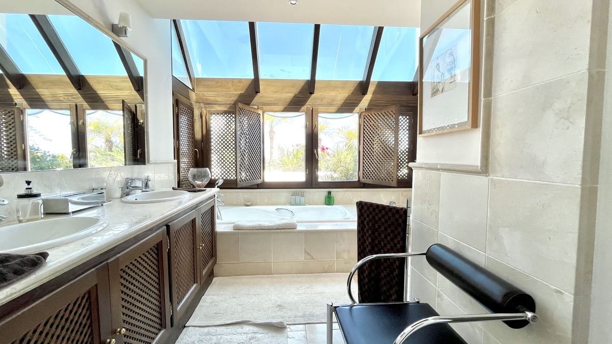 2 bedroom Apartment for sale in Rio Real - € 1,200,000 (Ref: 9080924)