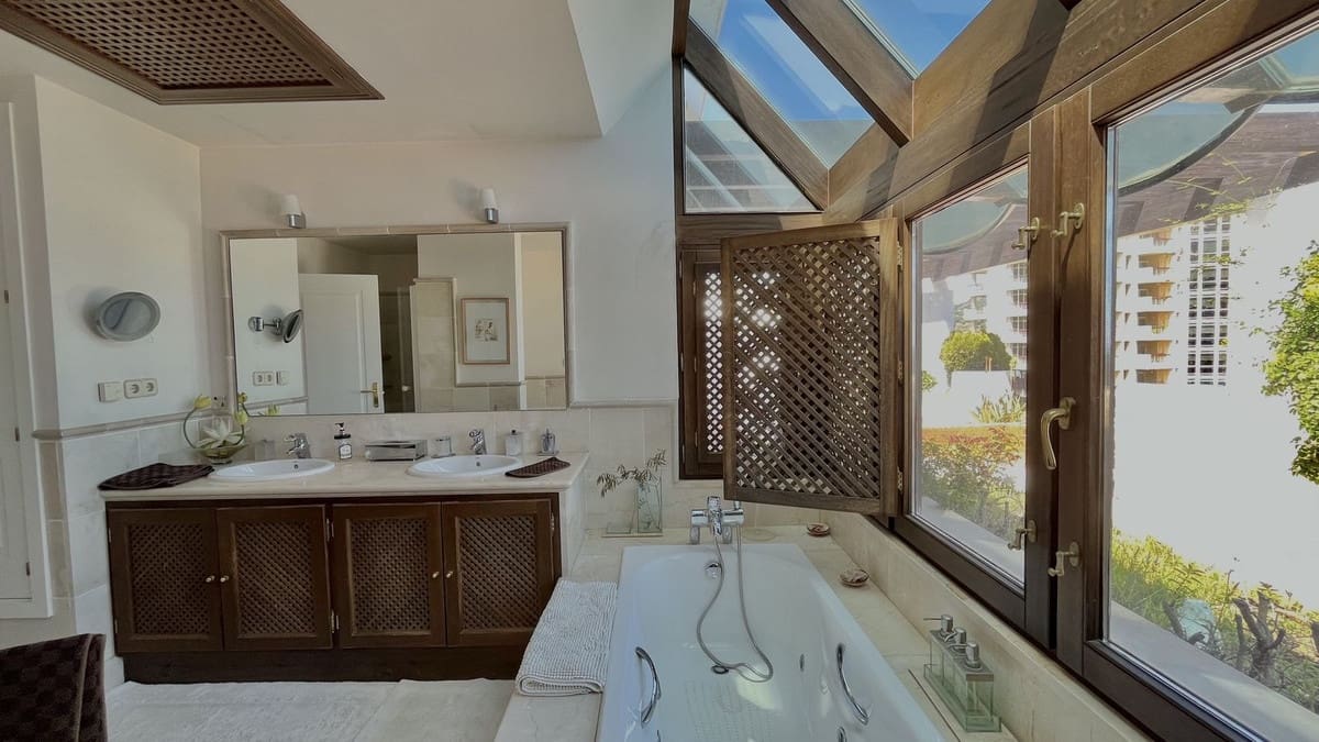 2 bedroom Apartment for sale in Rio Real - € 1,200,000 (Ref: 9080924)