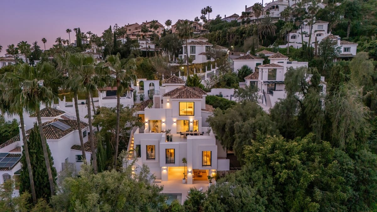 5 bedroom Villa for sale in Nueva Andalucia - € 2,495,000 (Ref: 9080933)