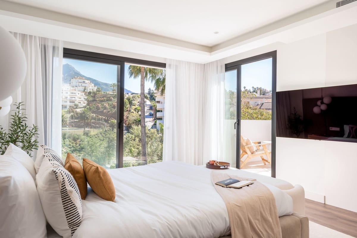 5 bedroom Villa for sale in Nueva Andalucia - € 2,495,000 (Ref: 9080933)