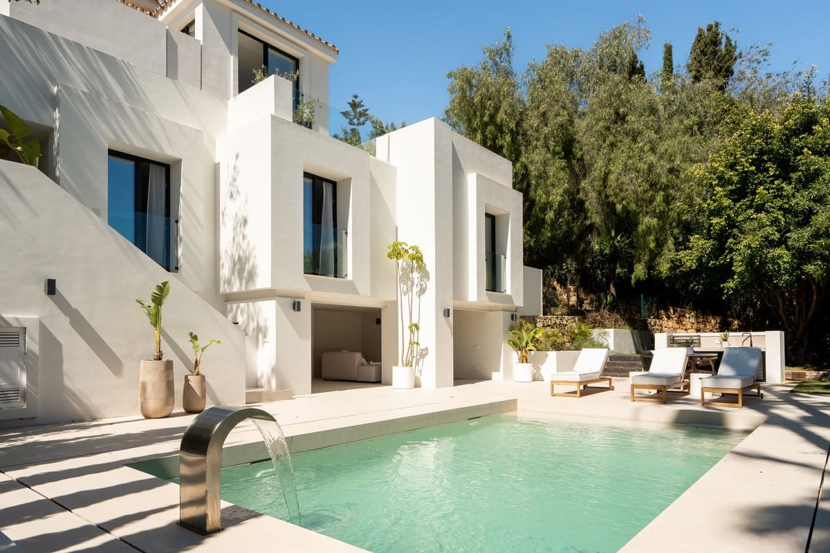 5 bedroom Villa for sale in Nueva Andalucia - € 2,495,000 (Ref: 9080933)
