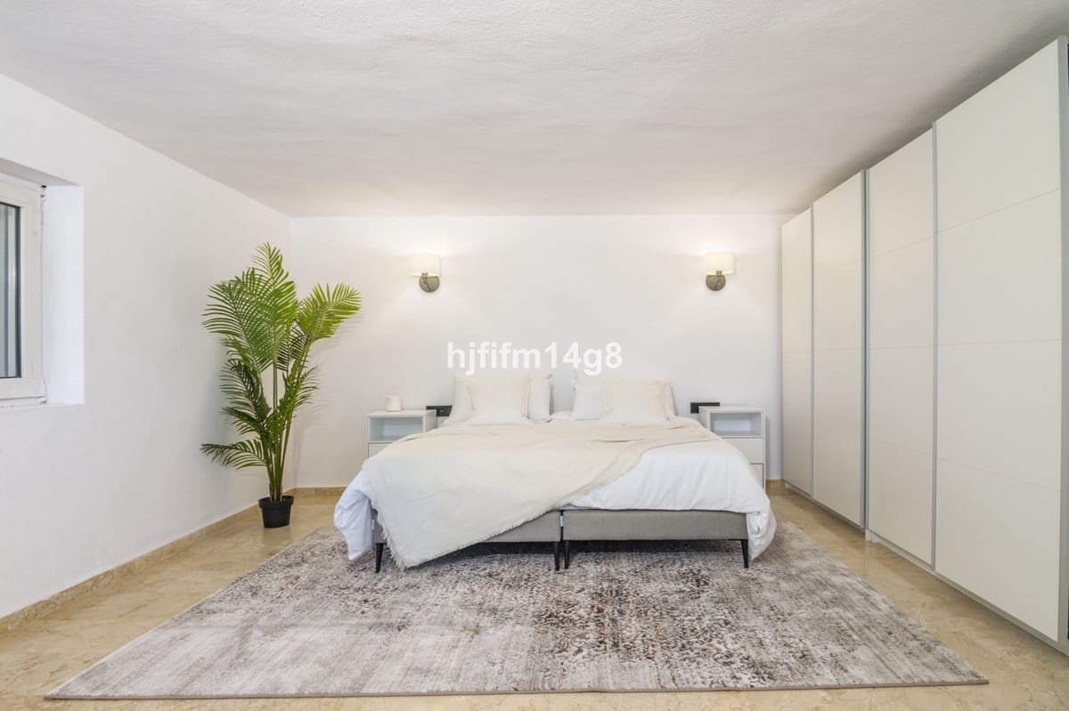 7 bedroom Villa for sale in San Pedro de Alcantara - € 2,425,000 (Ref: 9080936)