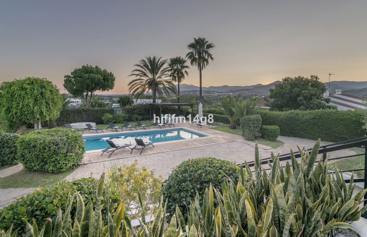 7 bedroom Villa for sale in San Pedro de Alcantara - € 2,425,000 (Ref: 9080936)
