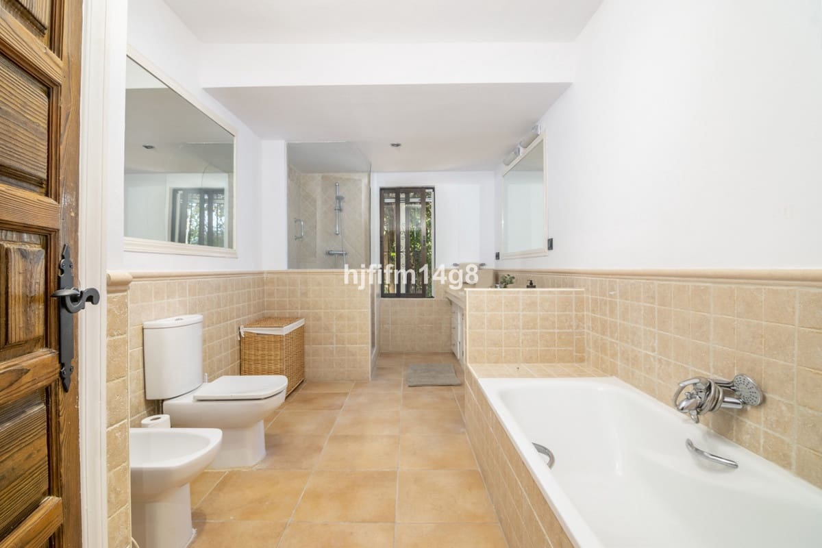 7 bedroom Villa for sale in San Pedro de Alcantara - € 2,425,000 (Ref: 9080936)