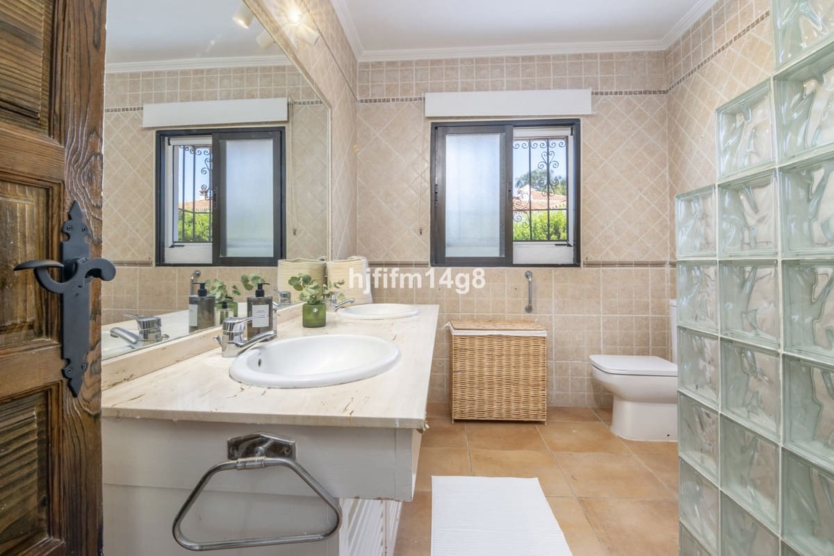 7 bedroom Villa for sale in San Pedro de Alcantara - € 2,425,000 (Ref: 9080936)