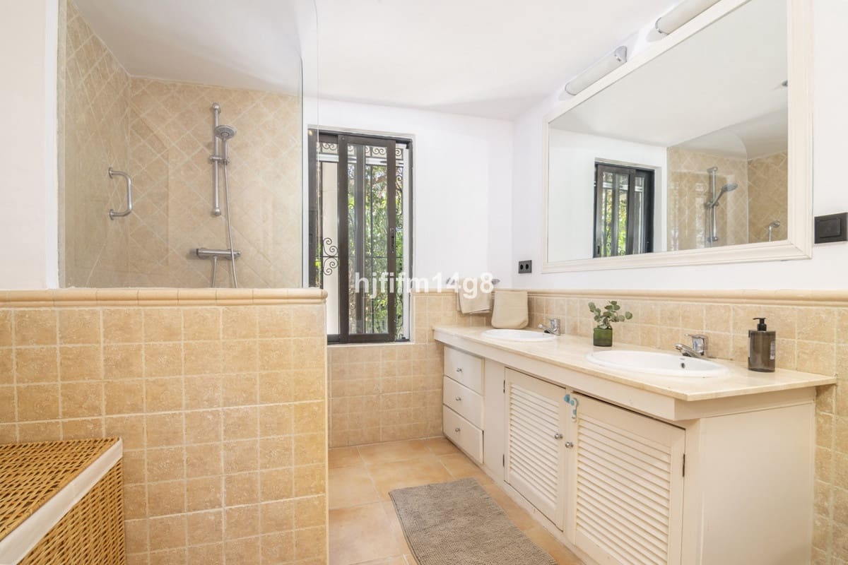 7 bedroom Villa for sale in San Pedro de Alcantara - € 2,425,000 (Ref: 9080936)