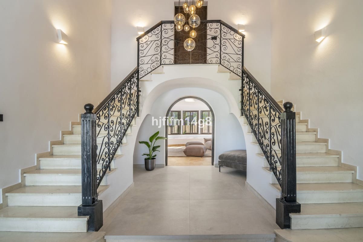 7 bedroom Villa for sale in San Pedro de Alcantara - € 2,425,000 (Ref: 9080936)