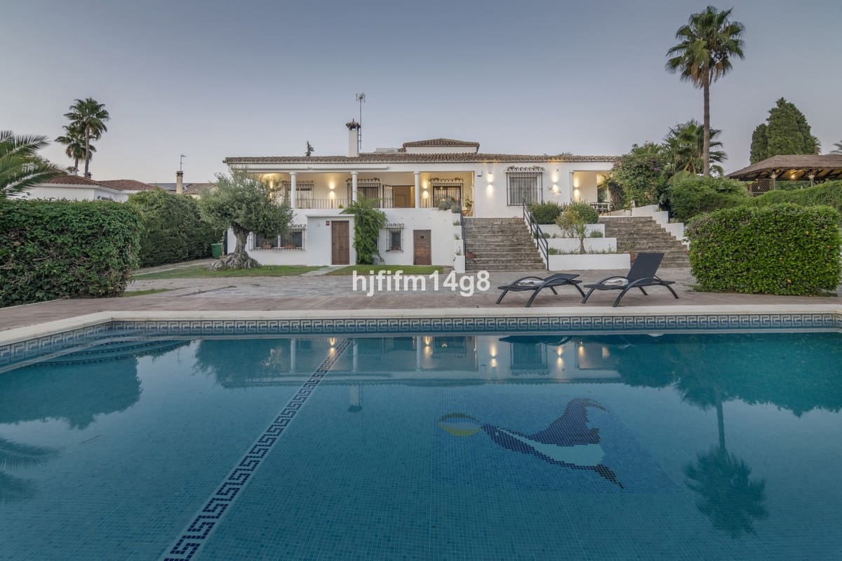 7 bedroom Villa for sale in San Pedro de Alcantara - € 2,425,000 (Ref: 9080936)