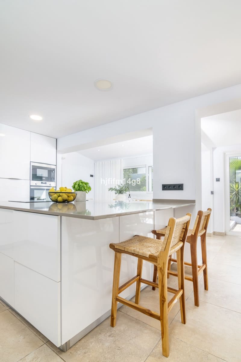 7 bedroom Villa for sale in San Pedro de Alcantara - € 2,425,000 (Ref: 9080936)