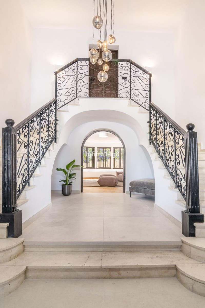 7 bedroom Villa for sale in San Pedro de Alcantara - € 2,425,000 (Ref: 9080936)