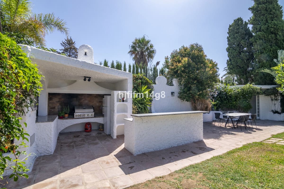 7 bedroom Villa for sale in San Pedro de Alcantara - € 2,425,000 (Ref: 9080936)