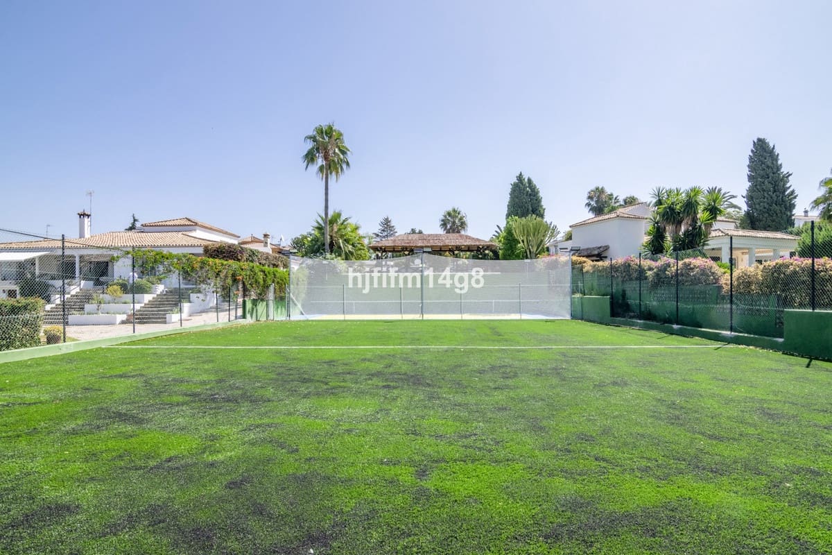 7 bedroom Villa for sale in San Pedro de Alcantara - € 2,425,000 (Ref: 9080936)