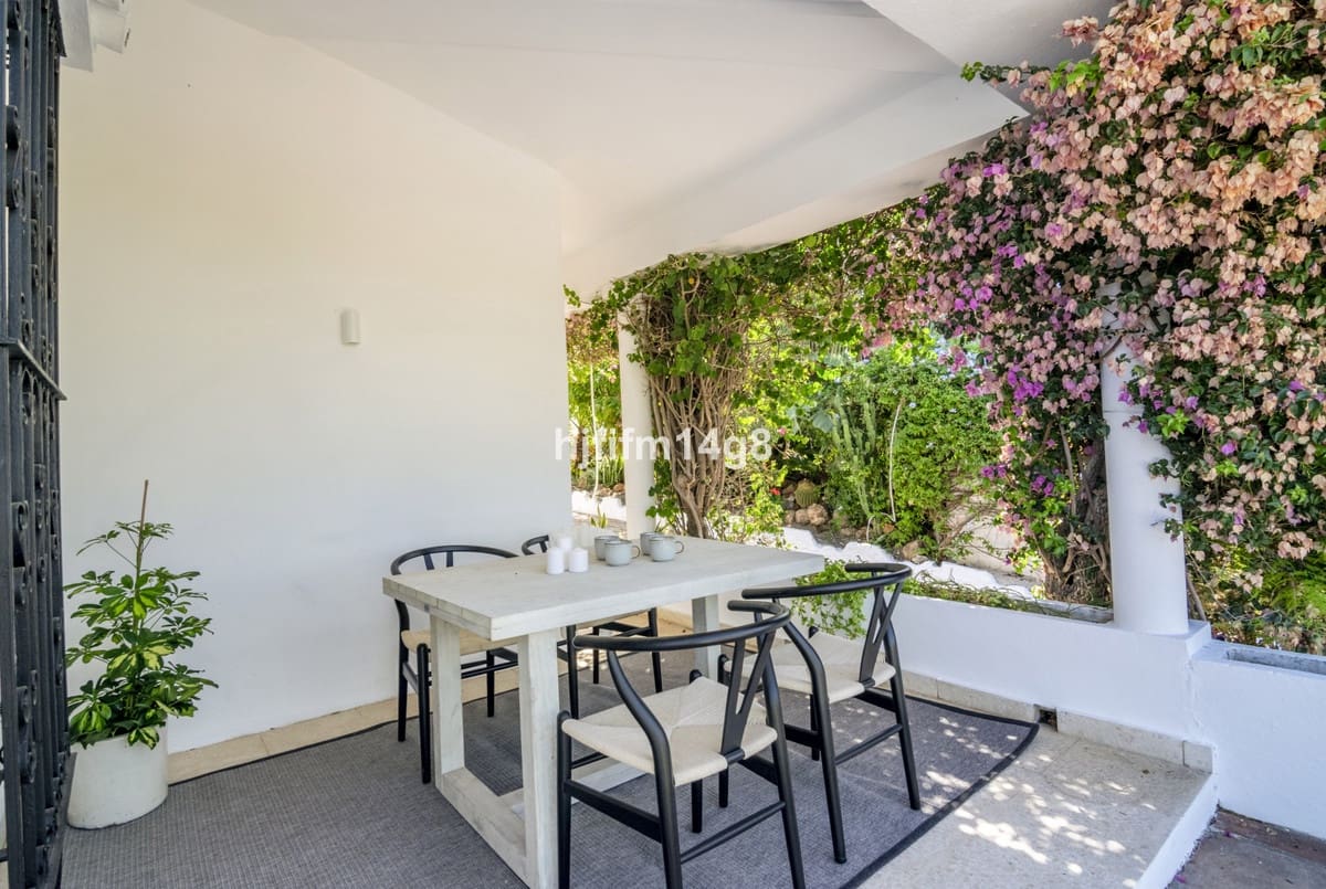 7 bedroom Villa for sale in San Pedro de Alcantara - € 2,425,000 (Ref: 9080936)