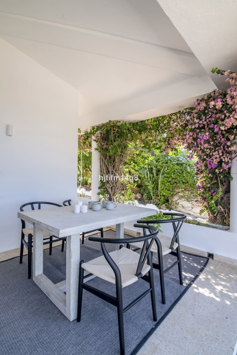 7 bedroom Villa for sale in San Pedro de Alcantara - € 2,425,000 (Ref: 9080936)