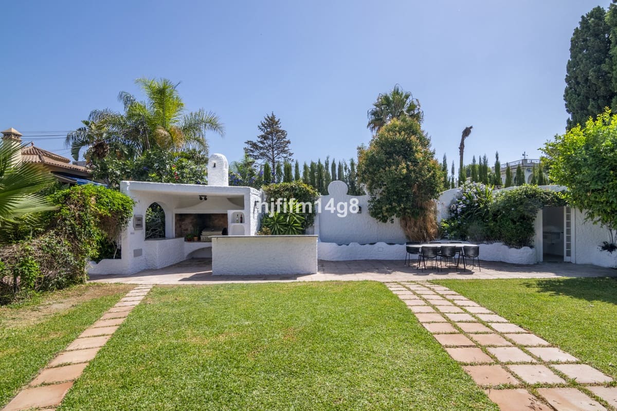 7 bedroom Villa for sale in San Pedro de Alcantara - € 2,425,000 (Ref: 9080936)