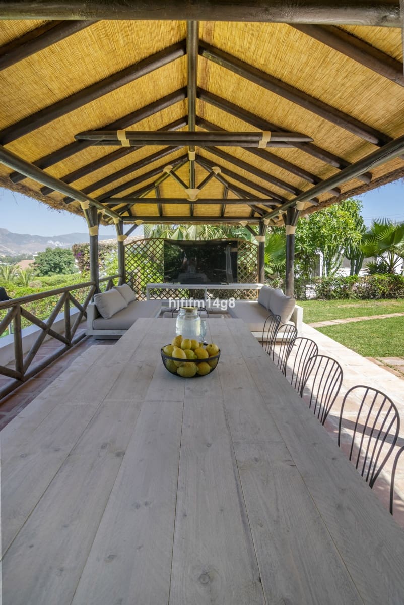 7 bedroom Villa for sale in San Pedro de Alcantara - € 2,425,000 (Ref: 9080936)