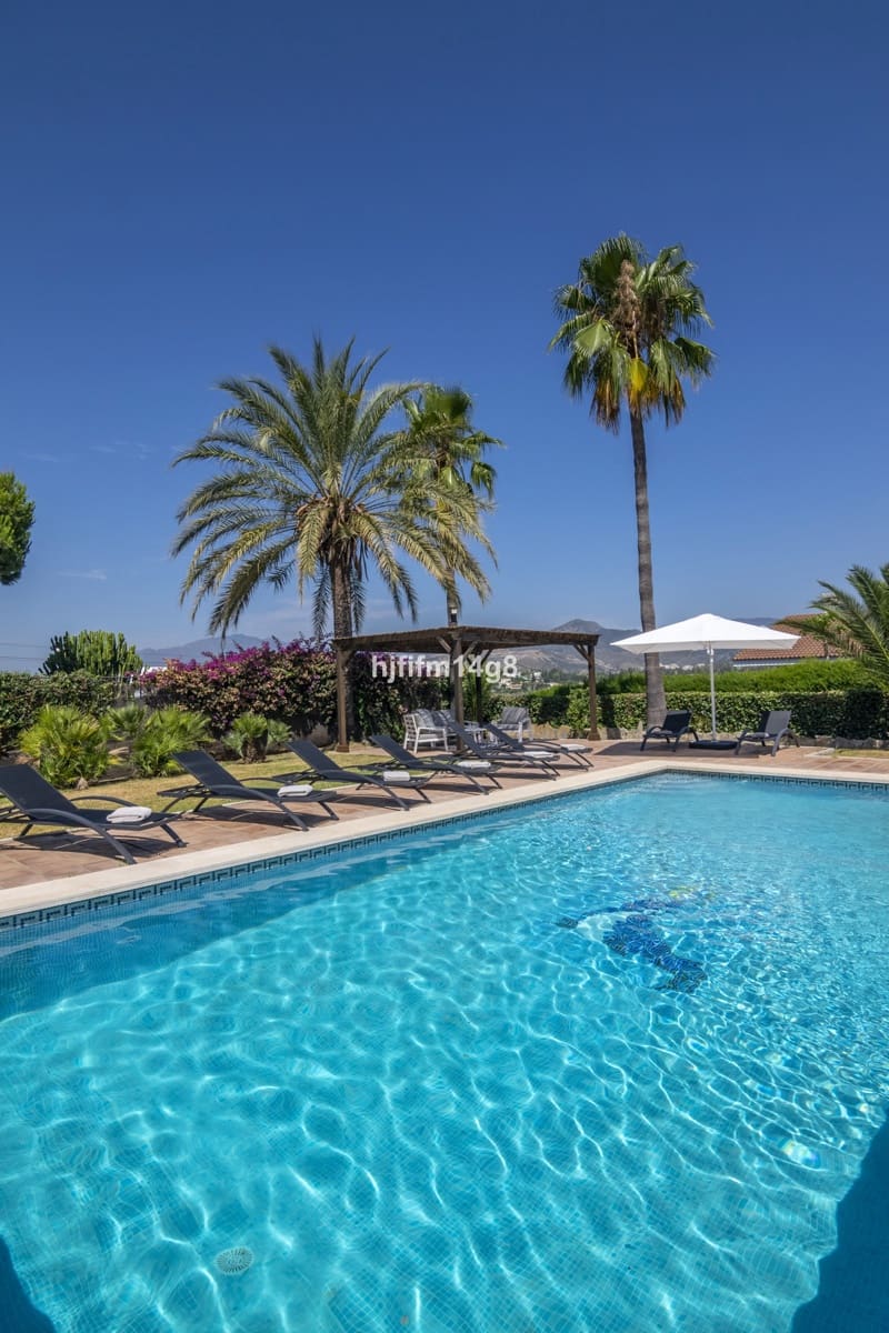 7 bedroom Villa for sale in San Pedro de Alcantara - € 2,425,000 (Ref: 9080936)