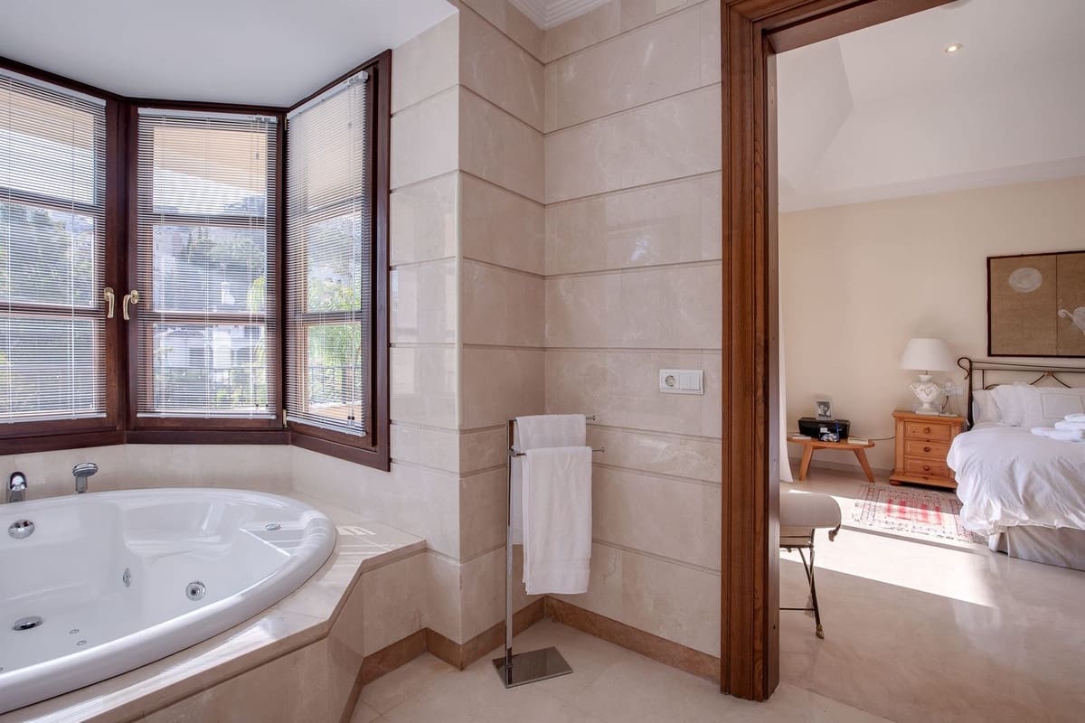 6 soveværelse Villa til salg i Los Arqueros med garage - € 2.375.000 (Ref: 9080937)