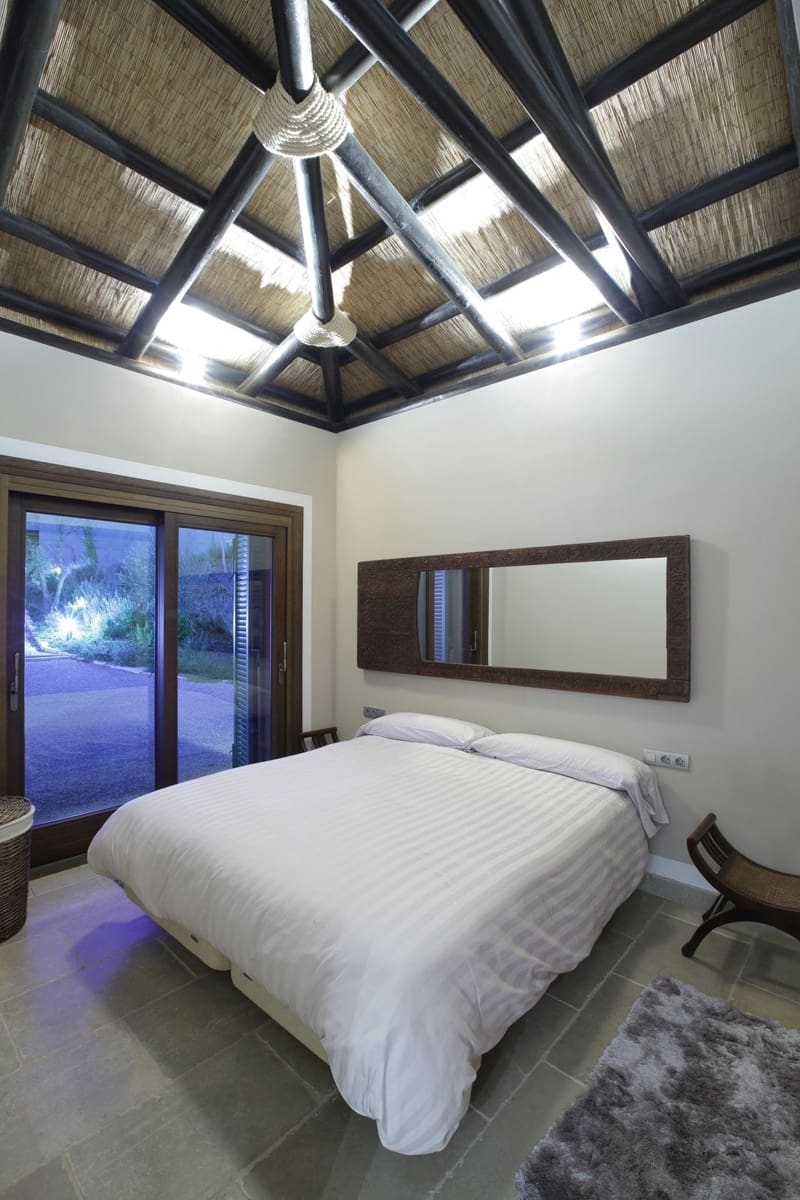 3 bedroom Villa for sale in Benahavis - € 2,150,000 (Ref: 9080939)