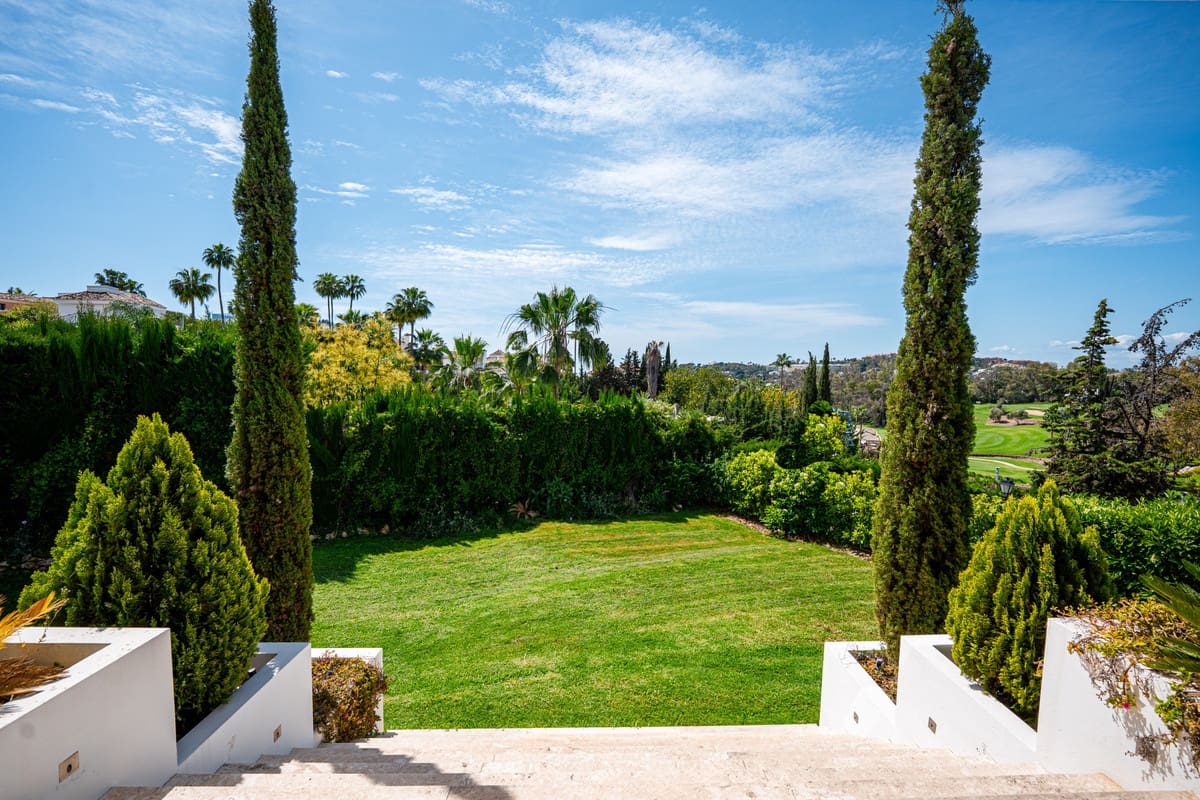 Chalet de 5 habitaciones en Nueva Andalucia en venta - 2.195.000 € (Ref: 9080941)