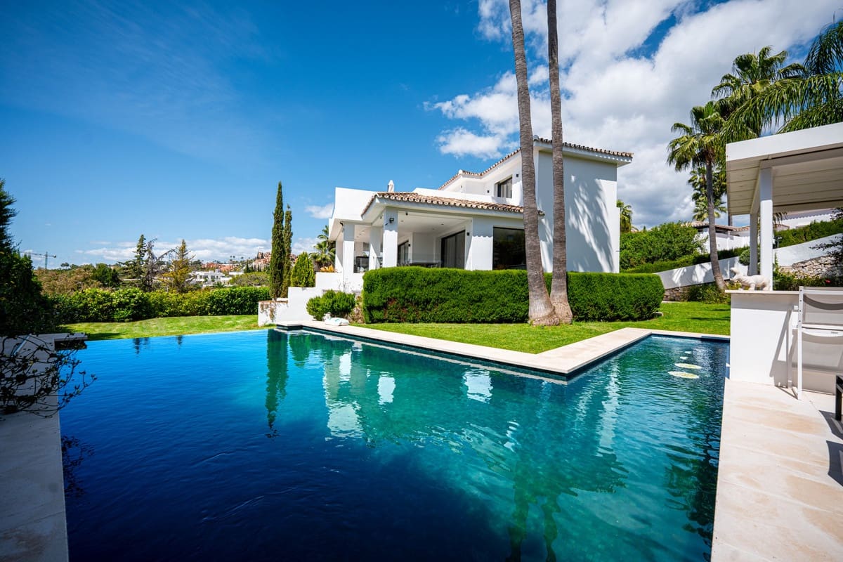 Chalet de 5 habitaciones en Nueva Andalucia en venta - 2.195.000 € (Ref: 9080941)