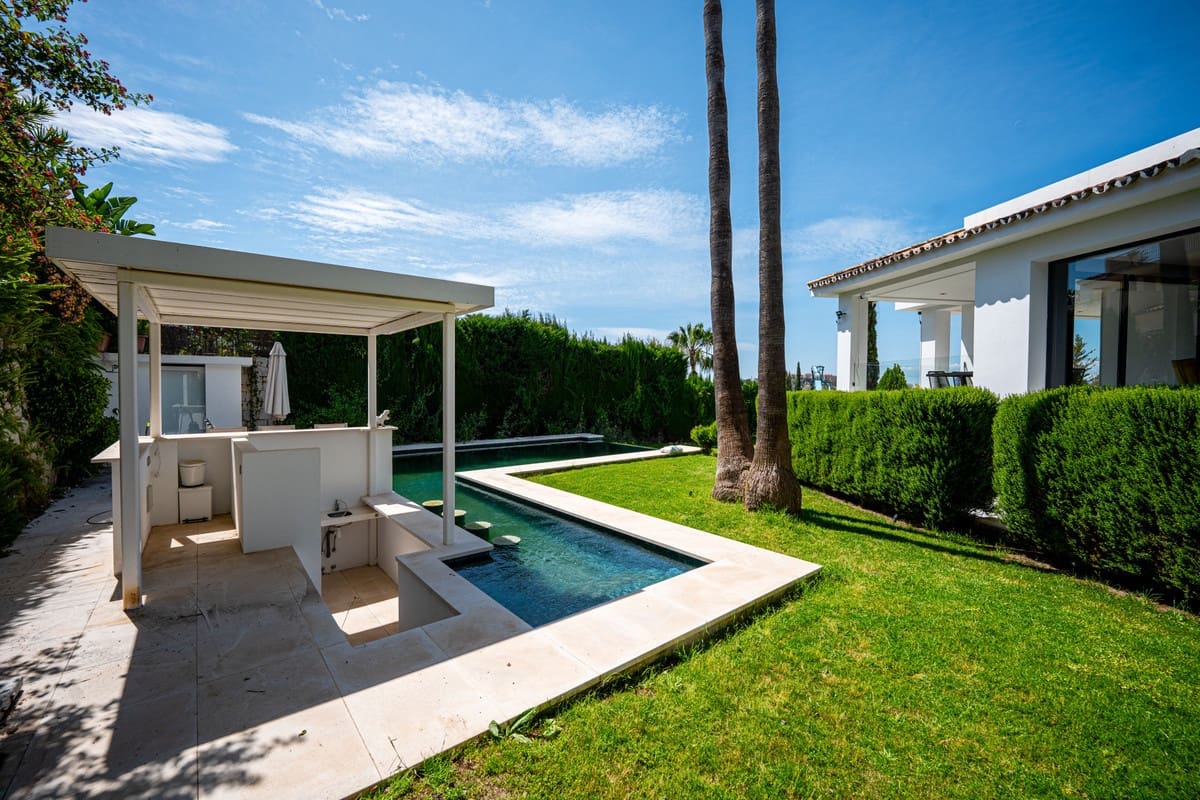 Chalet de 5 habitaciones en Nueva Andalucia en venta - 2.195.000 € (Ref: 9080941)
