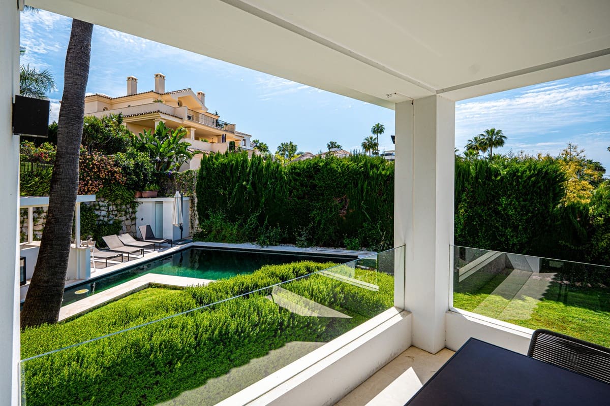Chalet de 5 habitaciones en Nueva Andalucia en venta - 2.195.000 € (Ref: 9080941)