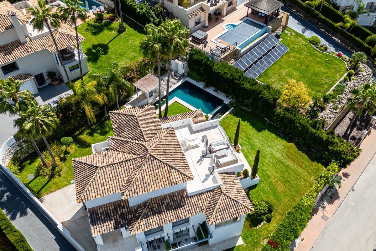 Chalet de 5 habitaciones en Nueva Andalucia en venta - 2.195.000 € (Ref: 9080941)