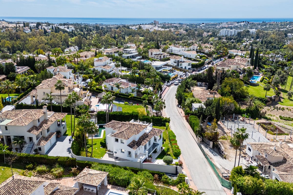 Chalet de 5 habitaciones en Nueva Andalucia en venta - 2.195.000 € (Ref: 9080941)