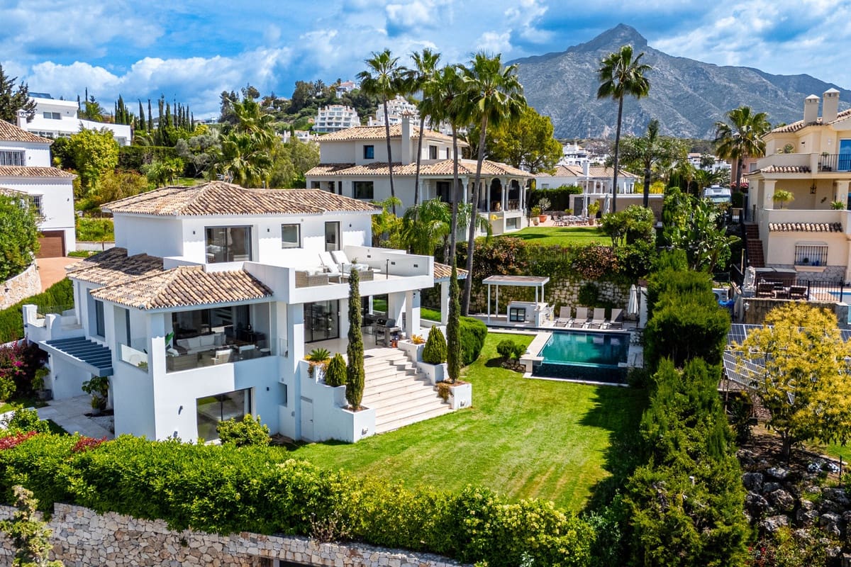 Chalet de 5 habitaciones en Nueva Andalucia en venta - 2.195.000 € (Ref: 9080941)