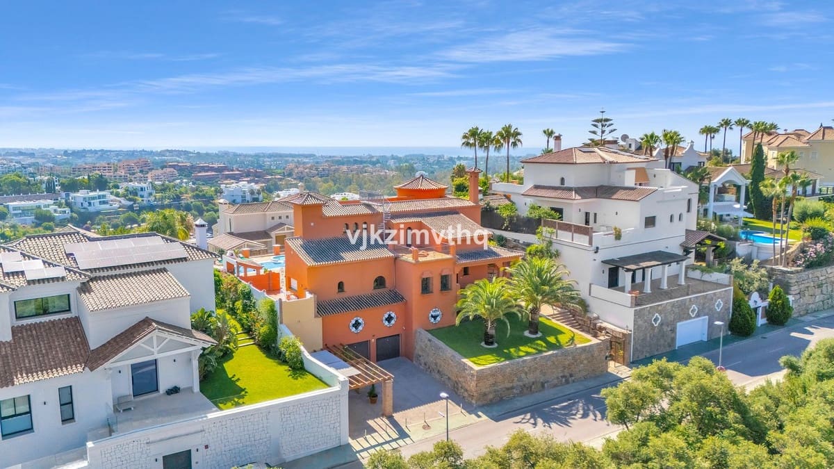 5 bedroom Villa for sale in Benahavis with garage - € 2,150,000 (Ref: 9080942)