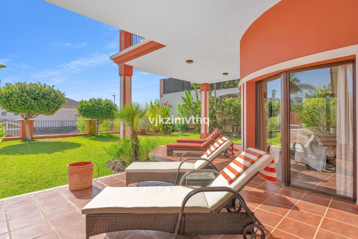 5 bedroom Villa for sale in Benahavis with garage - € 2,150,000 (Ref: 9080942)