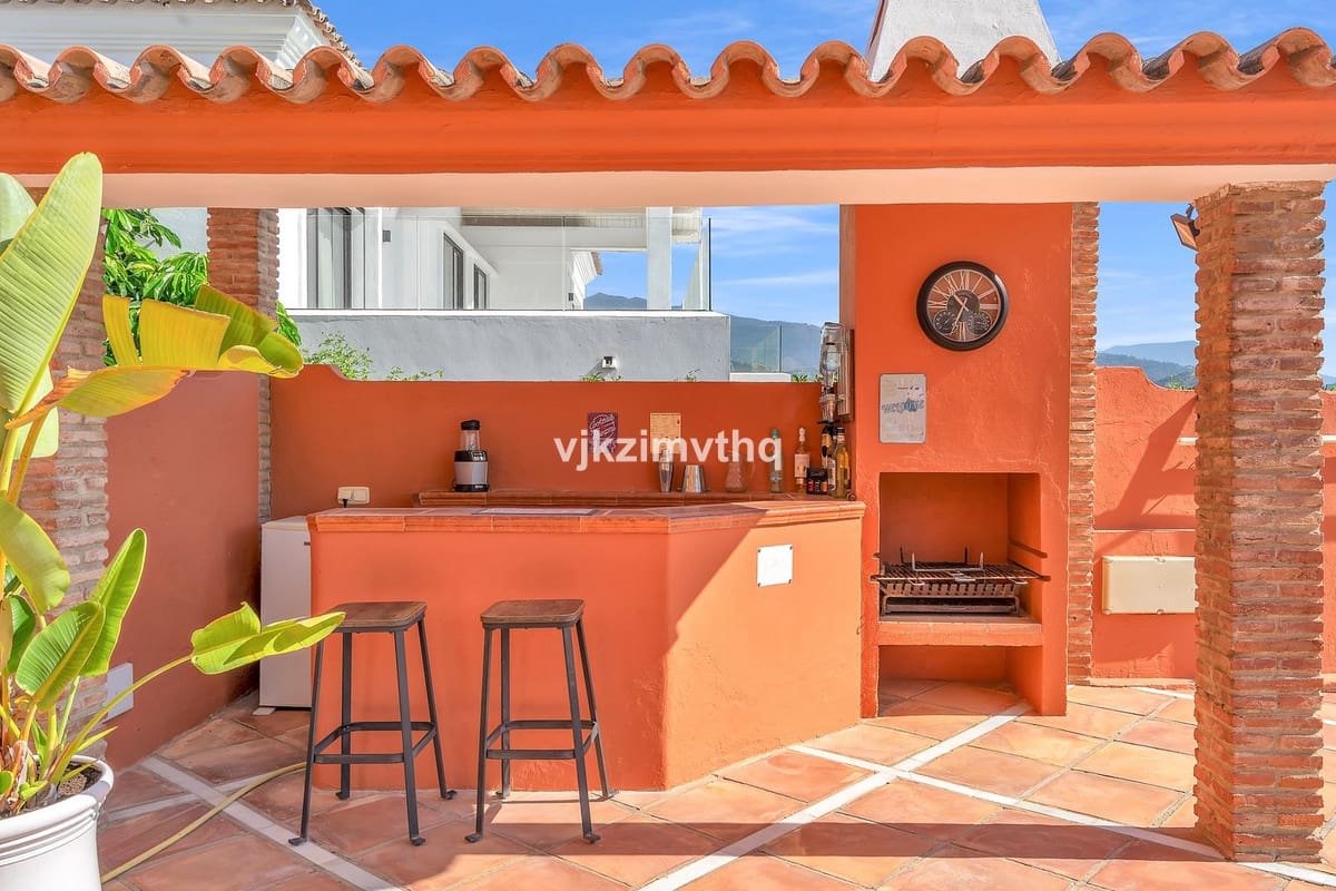 5 bedroom Villa for sale in Benahavis with garage - € 2,150,000 (Ref: 9080942)