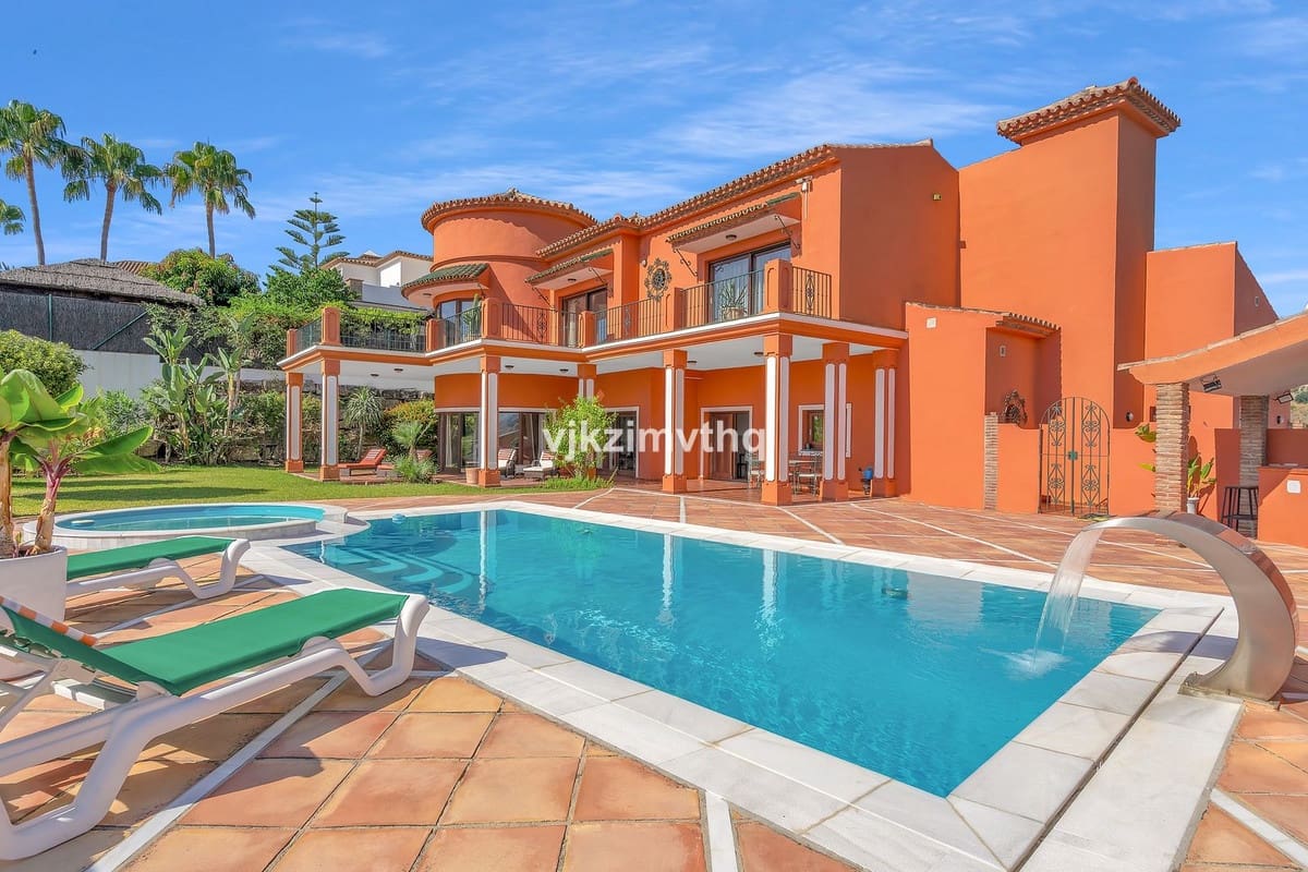 5 bedroom Villa for sale in Benahavis with garage - € 2,150,000 (Ref: 9080942)