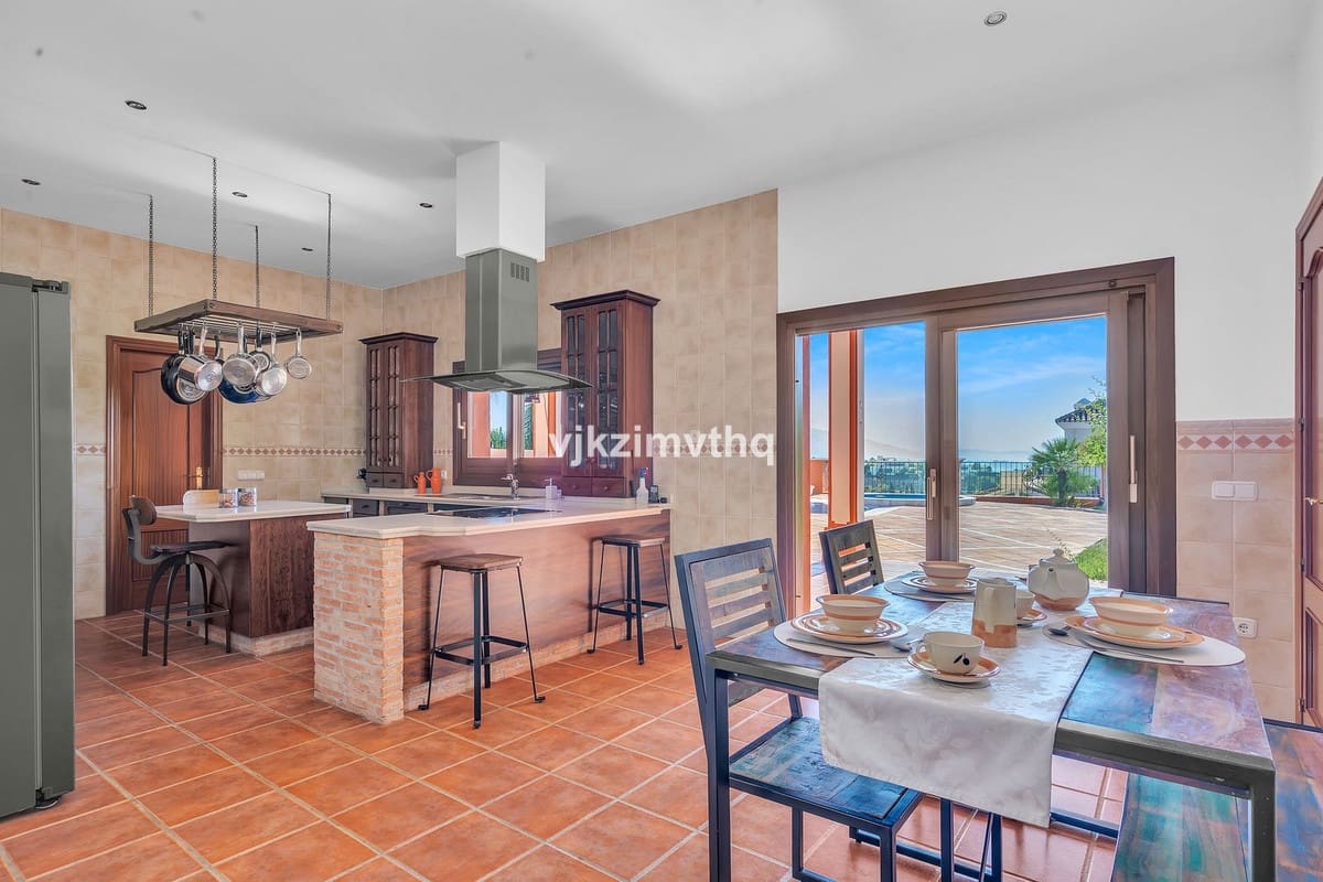 5 bedroom Villa for sale in Benahavis with garage - € 2,150,000 (Ref: 9080942)