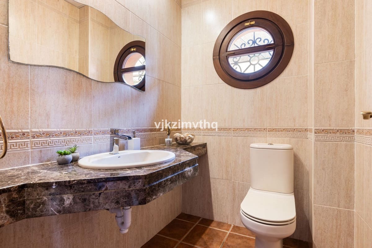 5 bedroom Villa for sale in Benahavis with garage - € 2,150,000 (Ref: 9080942)