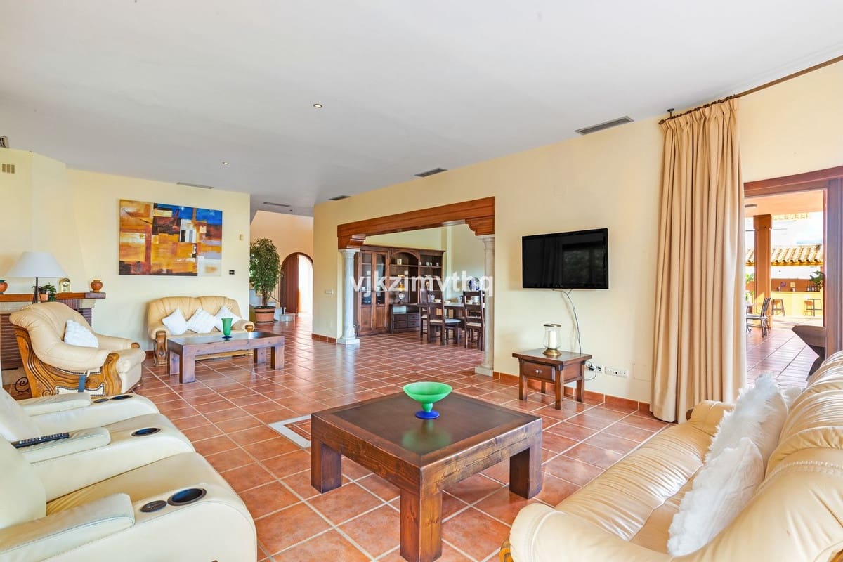 5 bedroom Villa for sale in Benahavis with garage - € 2,150,000 (Ref: 9080942)