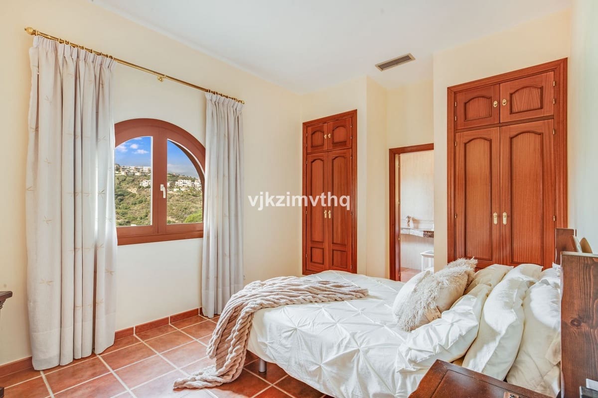 5 bedroom Villa for sale in Benahavis with garage - € 2,150,000 (Ref: 9080942)
