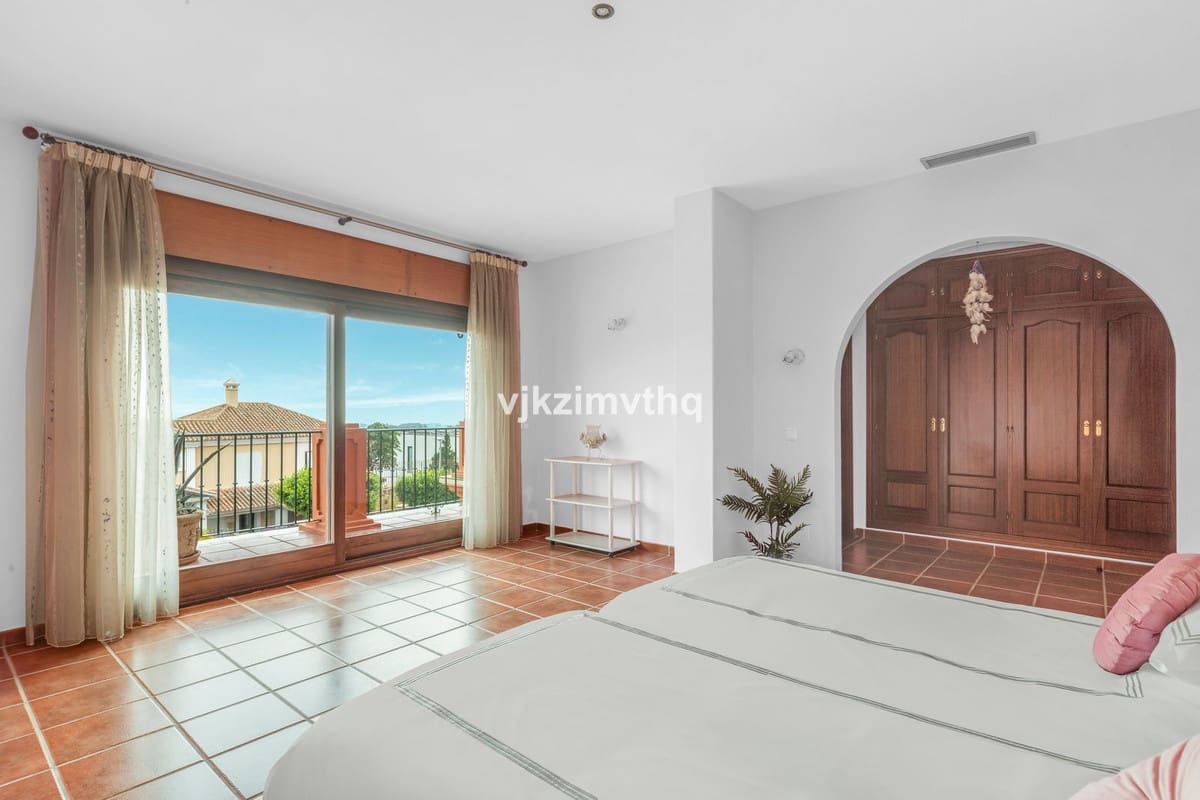 5 bedroom Villa for sale in Benahavis with garage - € 2,150,000 (Ref: 9080942)