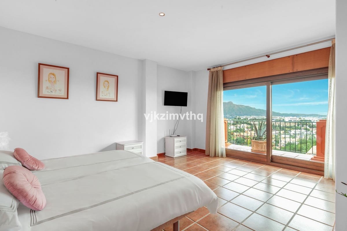 5 bedroom Villa for sale in Benahavis with garage - € 2,150,000 (Ref: 9080942)