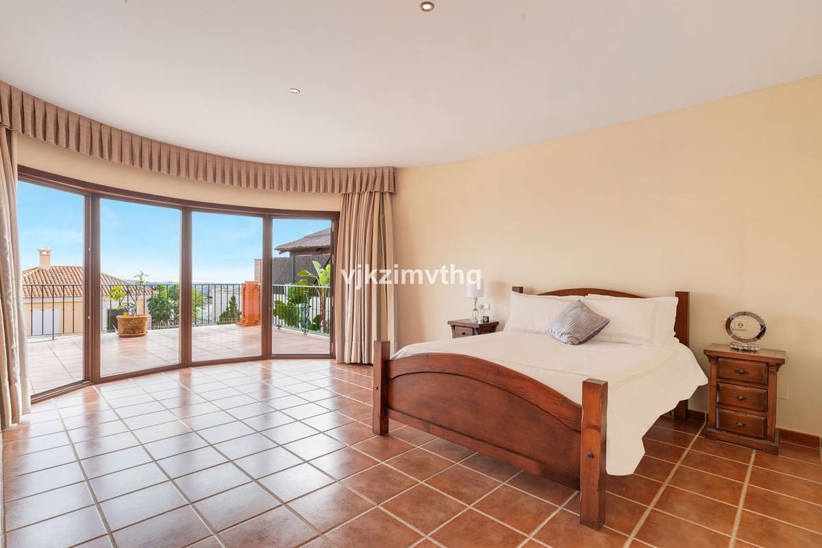 5 bedroom Villa for sale in Benahavis with garage - € 2,150,000 (Ref: 9080942)